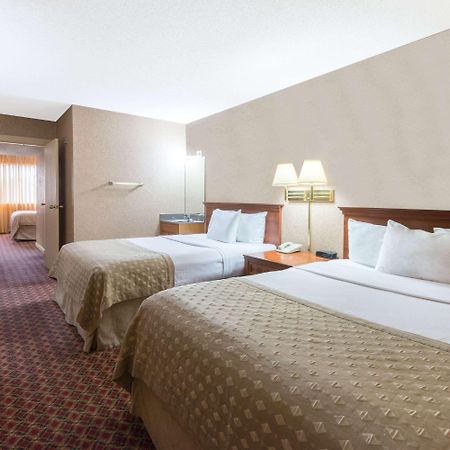 Ramada By Wyndham Topeka Downtown Hotel & Convention Center Екстериор снимка