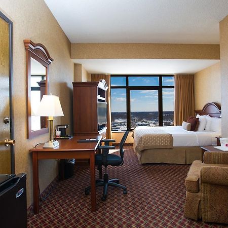 Ramada By Wyndham Topeka Downtown Hotel & Convention Center Екстериор снимка