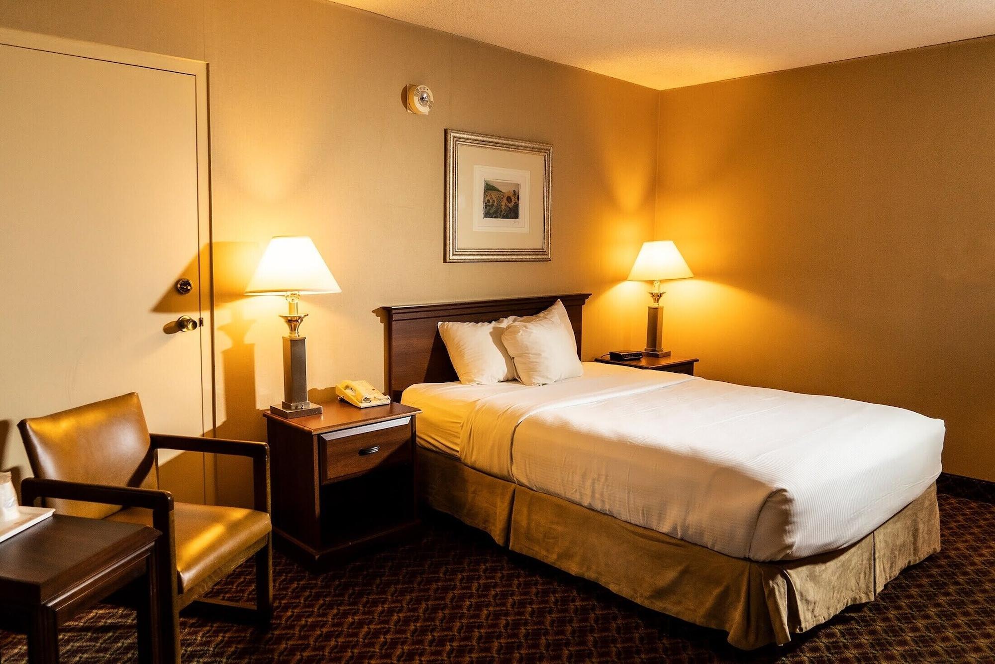 Ramada By Wyndham Topeka Downtown Hotel & Convention Center Екстериор снимка