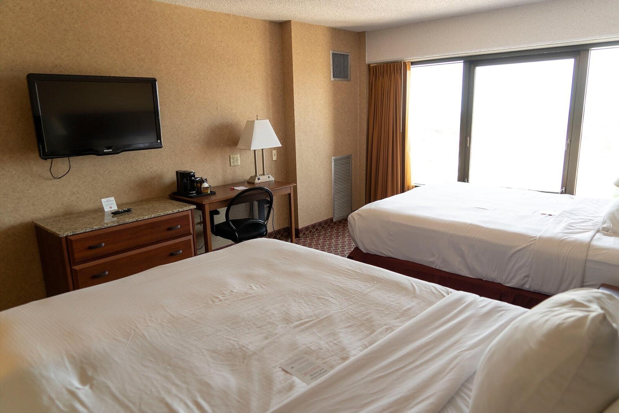 Ramada By Wyndham Topeka Downtown Hotel & Convention Center Екстериор снимка