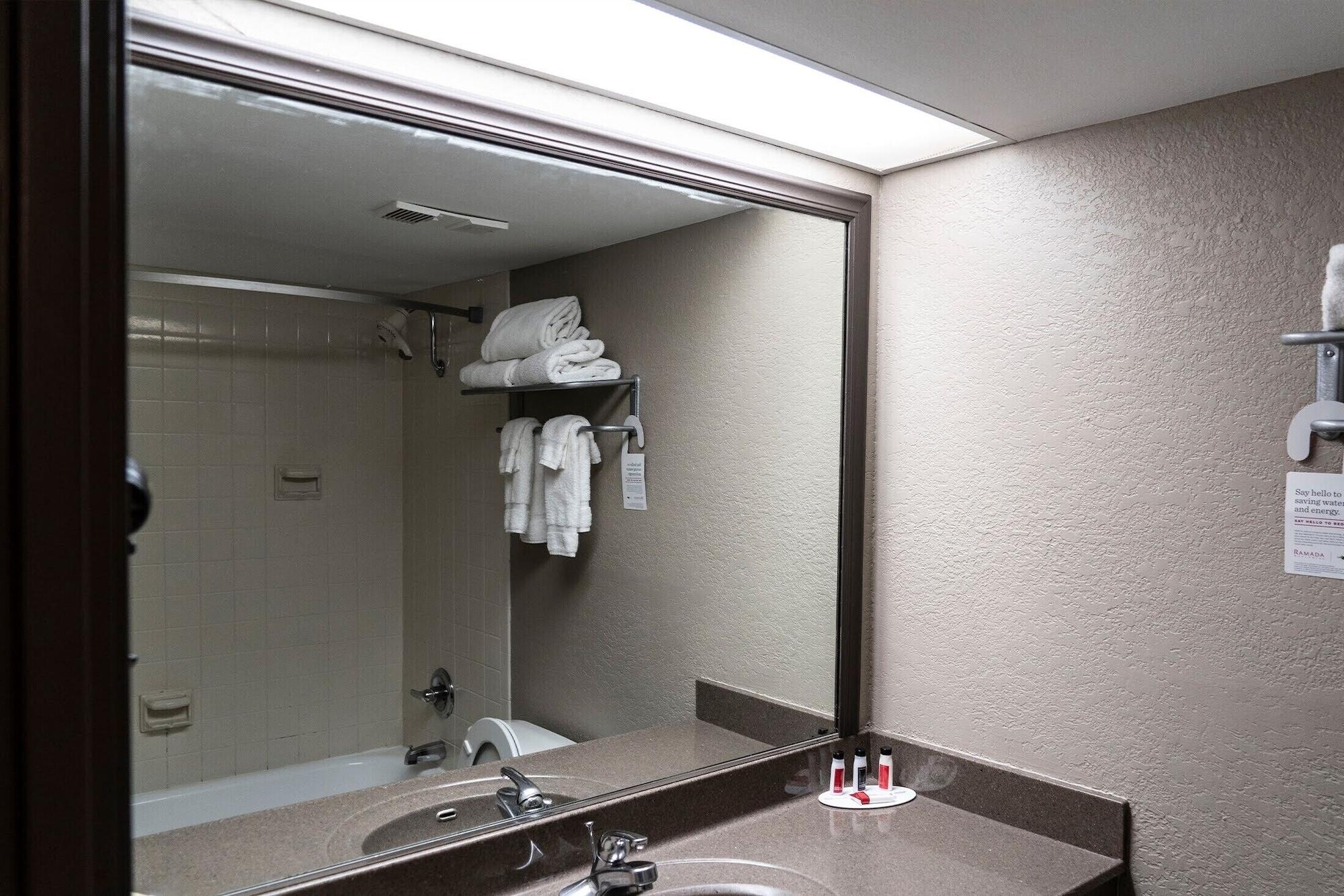 Ramada By Wyndham Topeka Downtown Hotel & Convention Center Екстериор снимка