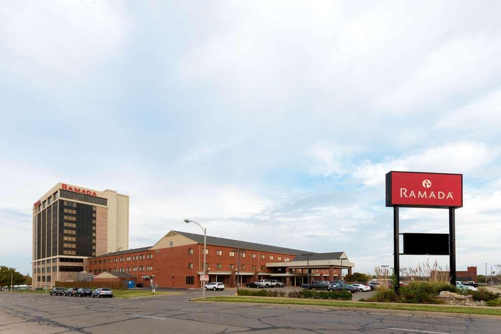 Ramada By Wyndham Topeka Downtown Hotel & Convention Center Екстериор снимка