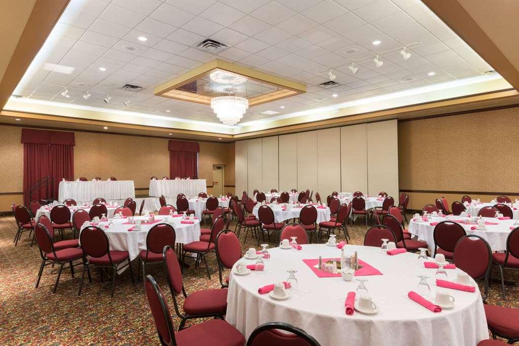 Ramada By Wyndham Topeka Downtown Hotel & Convention Center Съоръжения снимка