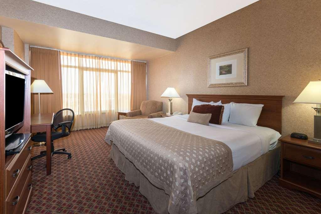 Ramada By Wyndham Topeka Downtown Hotel & Convention Center Стая снимка
