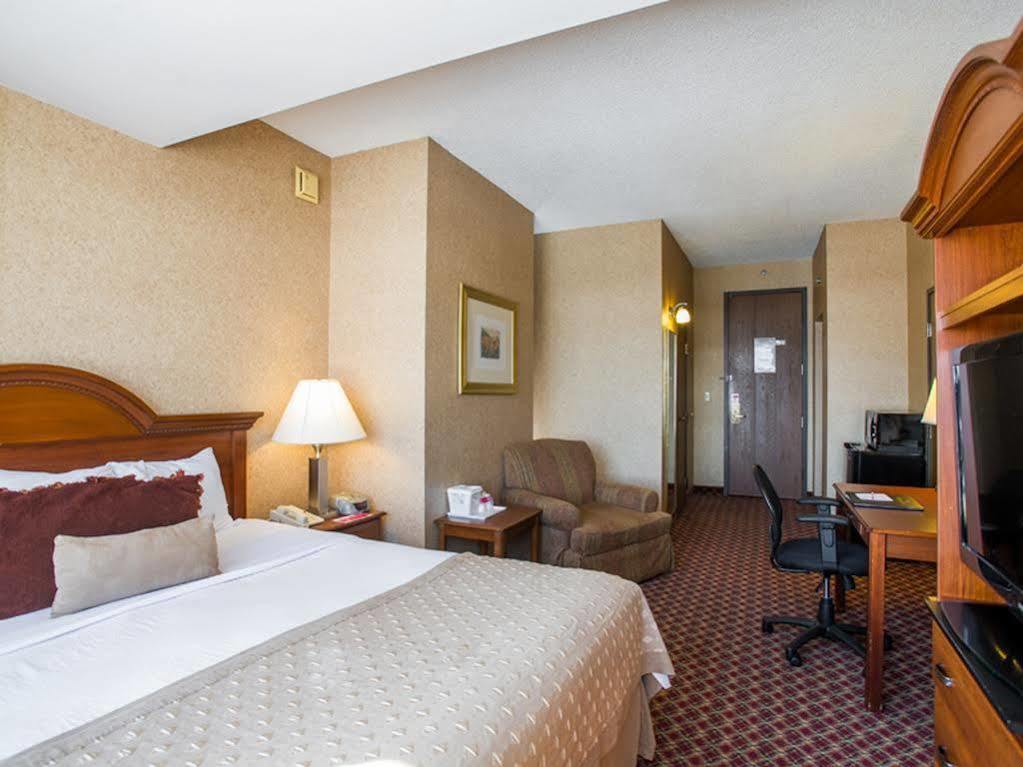 Ramada By Wyndham Topeka Downtown Hotel & Convention Center Екстериор снимка