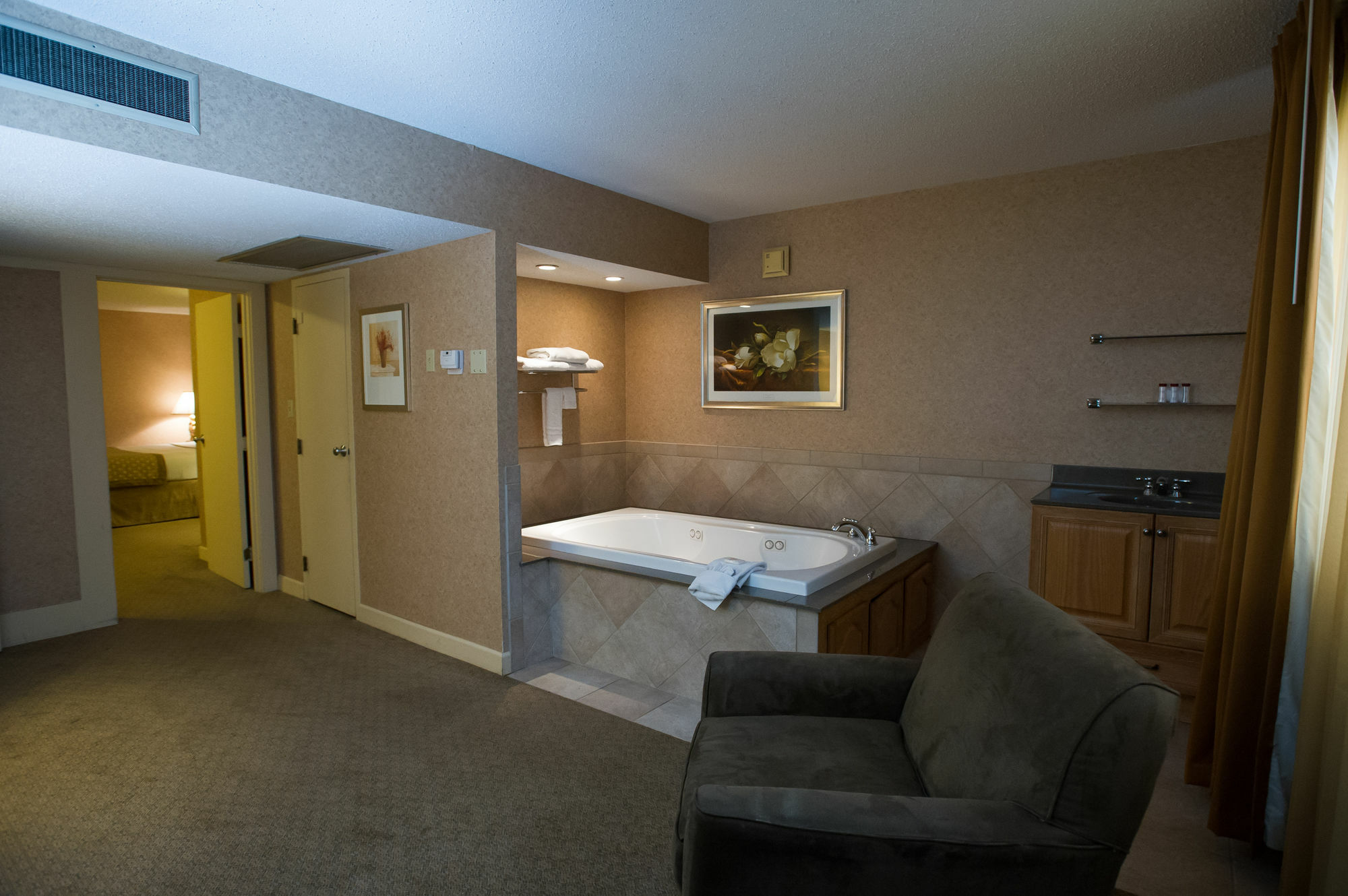 Ramada By Wyndham Topeka Downtown Hotel & Convention Center Екстериор снимка