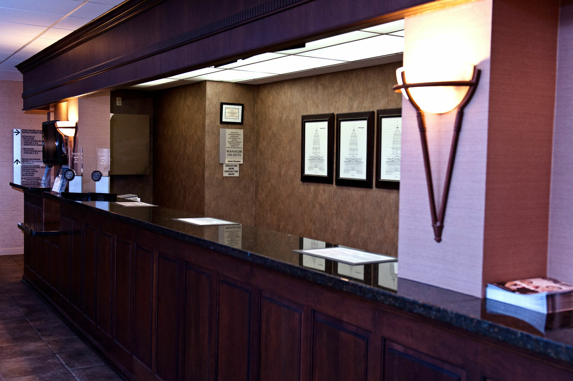 Ramada By Wyndham Topeka Downtown Hotel & Convention Center Екстериор снимка