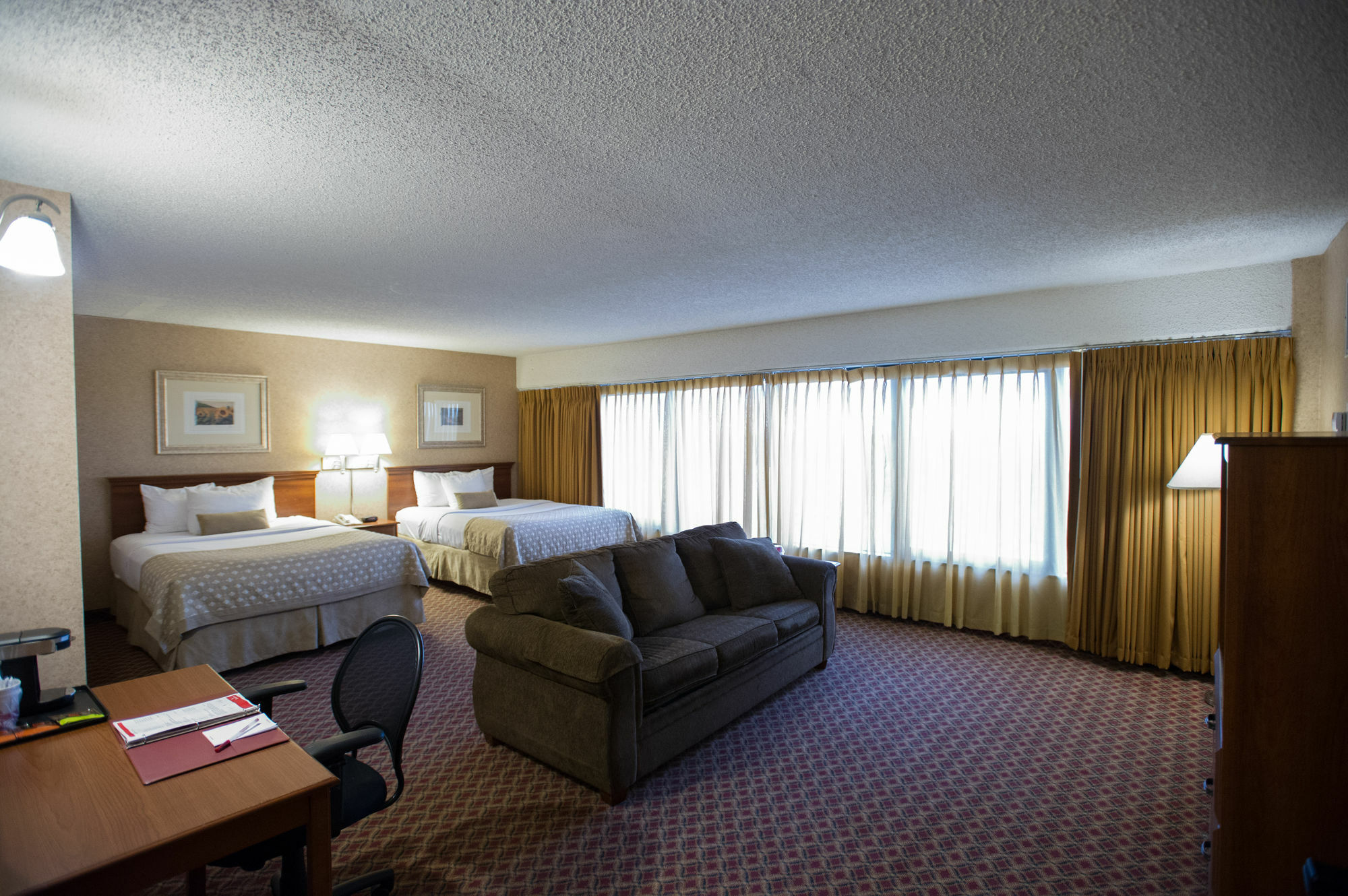 Ramada By Wyndham Topeka Downtown Hotel & Convention Center Екстериор снимка